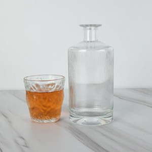 Korková skleněná džinová láhev s krátkým hrdlem o objemu 750 ml
